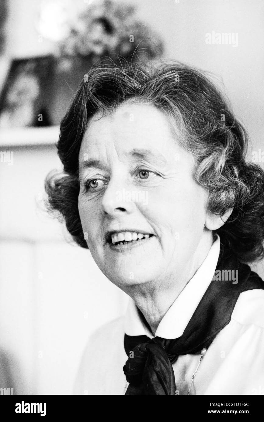 Portrait Ria Hooy VVV Haarlem, Portraits, V.V.V., Haarlem, Niederlande, 05-02-1980, Whizgle News aus der Vergangenheit, zugeschnitten auf die Zukunft. Erkunden Sie historische Geschichten, das Image der niederländischen Agentur aus einer modernen Perspektive, die die Lücke zwischen den Ereignissen von gestern und den Erkenntnissen von morgen überbrückt. Eine zeitlose Reise, die die Geschichten prägt, die unsere Zukunft prägen Stockfoto
