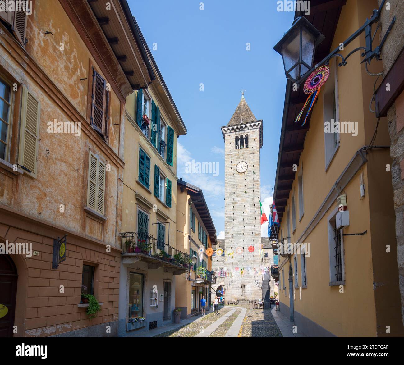 Cannobio: Kirche San Vittore, enge Gasse, Altstadt in Verbano-Cusio-Ossola, Piemont, Italien Stockfoto