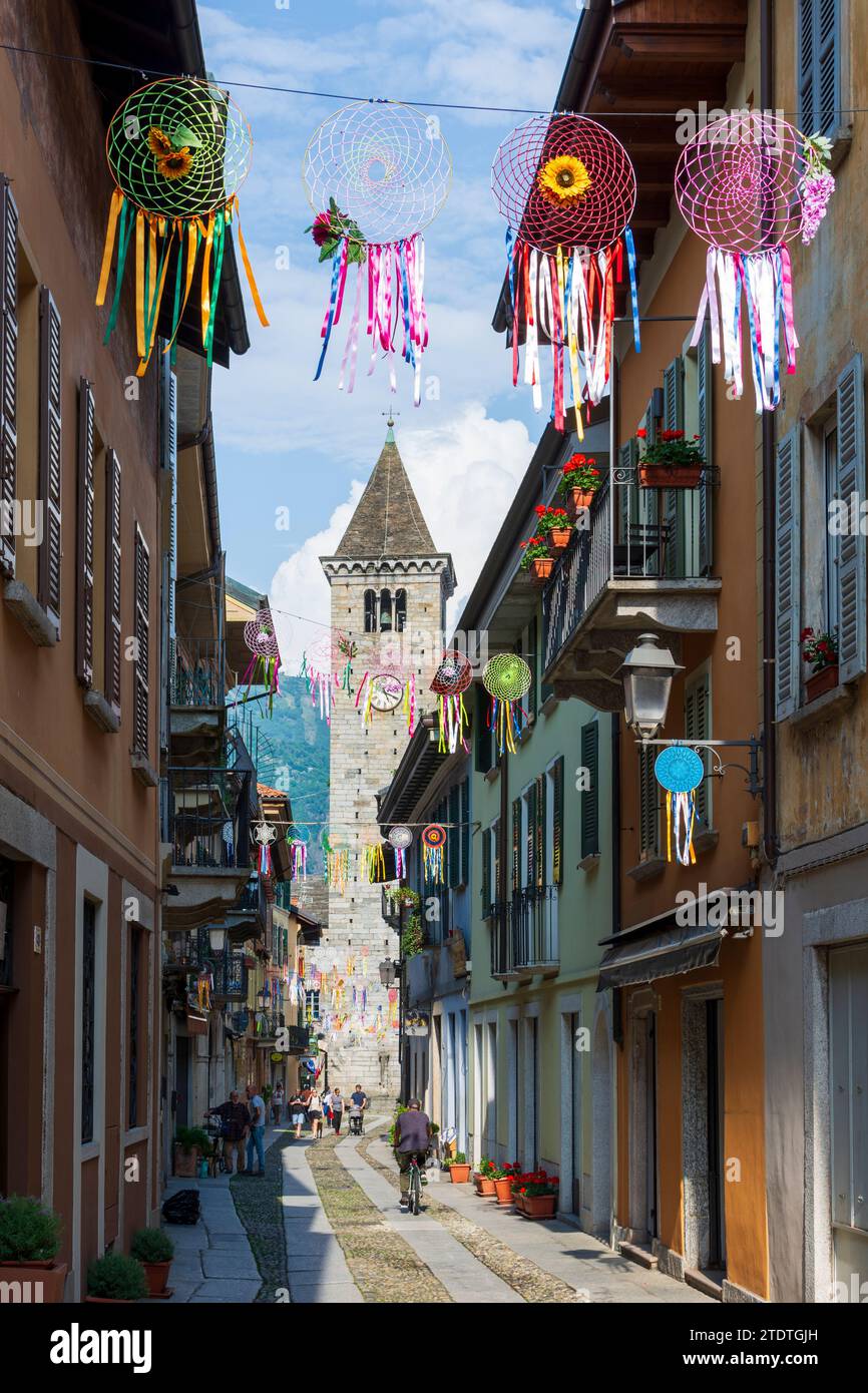 Cannobio: Kirche San Vittore, enge Gasse, Altstadt in Verbano-Cusio-Ossola, Piemont, Italien Stockfoto