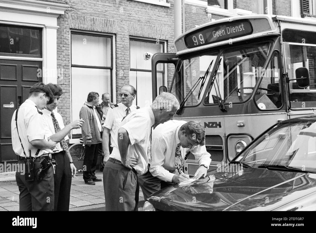 Joyride mit Bus, H'lem, Haarlem, Niederlande, 10-08-1994, Whizgle News aus der Vergangenheit, zugeschnitten auf die Zukunft. Erkunden Sie historische Geschichten, das Image der niederländischen Agentur aus einer modernen Perspektive, die die Lücke zwischen den Ereignissen von gestern und den Erkenntnissen von morgen überbrückt. Eine zeitlose Reise, die die Geschichten prägt, die unsere Zukunft prägen Stockfoto