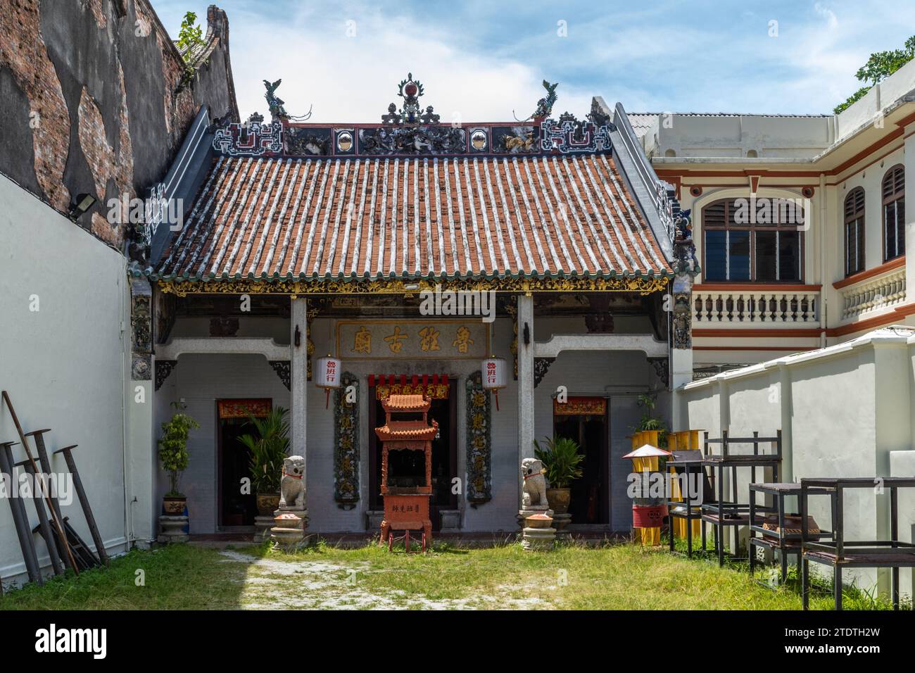 Lorong Love (Love Lane), George Town, Penang, Malaysia - 10. März 2018: Loo Pun Hong Tischlermeister' Gilde Temple gewidmet Lo Pan. Stockfoto