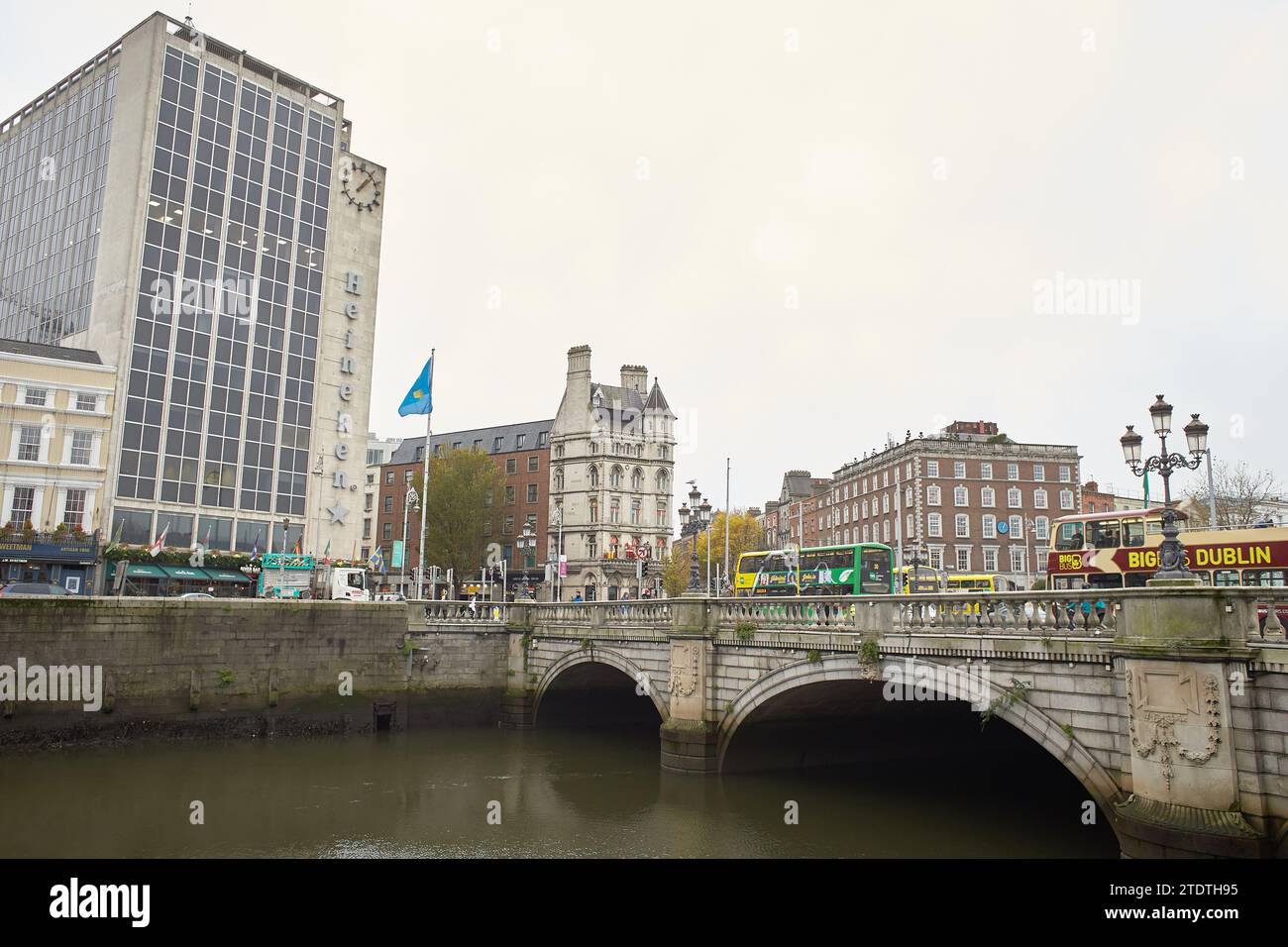 Dublin, Irland - 11.19.2021: Dublins Straßen mit Autos, Fußgängern und Radfahrern. Stockfoto