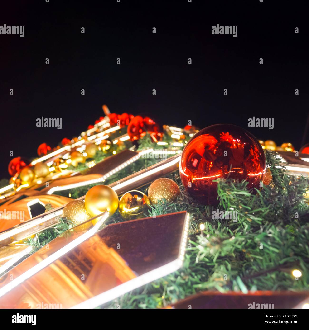 Nahaufnahme eines Weihnachtsbaums. Weihnachtsgrußbanner. Weihnachtskugel. Kopierbereich. Stockfoto