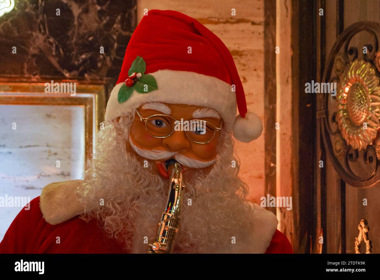Nahaufnahme einer Santa-Klausel-Puppe. Weihnachtsgruß. Weihnachtsmann Spielt Saxophon. Kopierbereich. Stockfoto