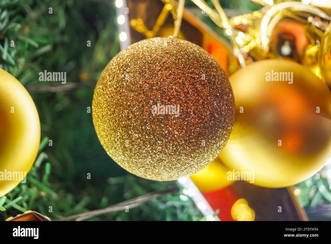 Nahaufnahme eines Weihnachtsbaums. Weihnachtsgrußbanner. Weihnachtskugel. Kopierbereich. Stockfoto