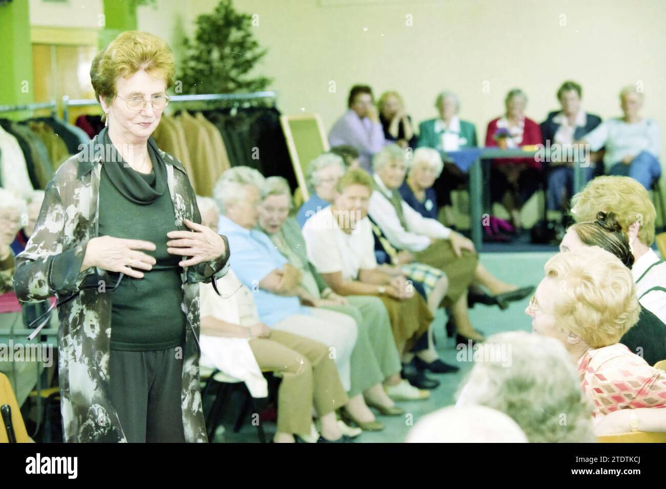 Modenschau NVVH, IJmuiden, IJmuiden, Niederlande, 01-10-2003, Whizgle News aus der Vergangenheit, zugeschnitten auf die Zukunft. Erkunden Sie historische Geschichten, das Image der niederländischen Agentur aus einer modernen Perspektive, die die Lücke zwischen den Ereignissen von gestern und den Erkenntnissen von morgen überbrückt. Eine zeitlose Reise, die die Geschichten prägt, die unsere Zukunft prägen Stockfoto