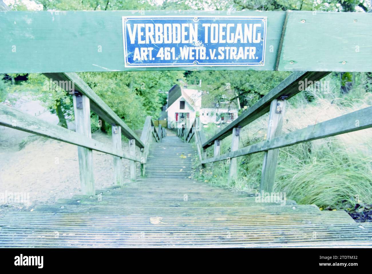 Molten Dune Bunker Treppen, 28.09.1999, Whizgle News from the Past, maßgeschneidert für die Zukunft. Erkunden Sie historische Geschichten, das Image der niederländischen Agentur aus einer modernen Perspektive, die die Lücke zwischen den Ereignissen von gestern und den Erkenntnissen von morgen überbrückt. Eine zeitlose Reise, die die Geschichten prägt, die unsere Zukunft prägen Stockfoto