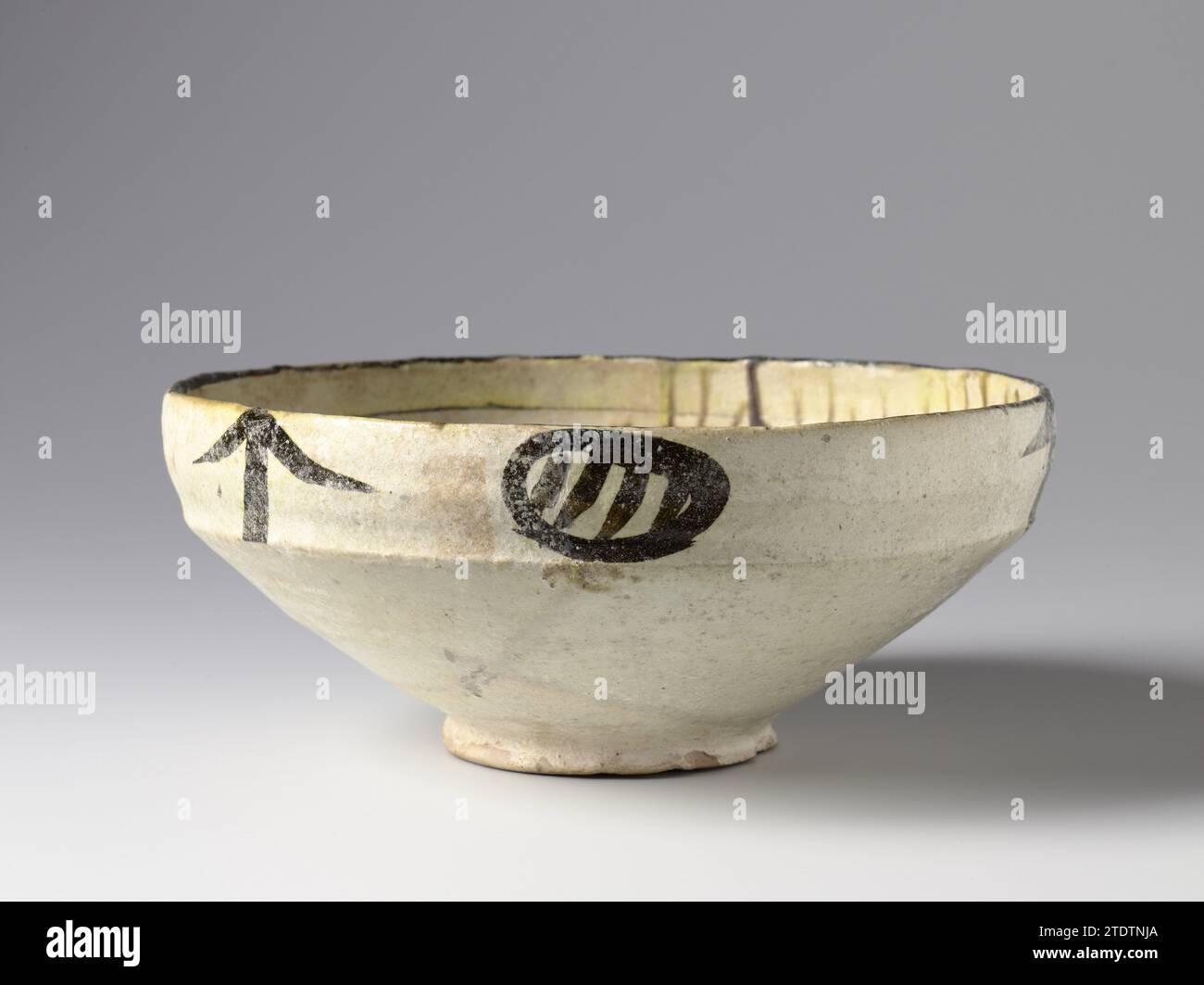 Schüssel mit einem großen Vogel, anonym, ca. 900 - ca. 999 Komm von Steingut dekoriert mit braunem Schlamm auf Engobe aus weißem Schlamm, auf dem transparente Bleiglasur mit gelblichen Pigmenten aufgetragen wurde. Auf der Vorderseite ein großer, stilisierter Vogel in einem Medaillon. Ein dekoratives Band an der Außenwand. Nishapur Steingut. Glasurgemälde / Glasur aus Steingut mit braunem Schlamm auf Engobe aus weißem Schlamm, auf dem transparente Bleiglasur mit gelblichen Pigmenten aufgetragen wurde. Auf der Vorderseite ein großer, stilisierter Vogel in einem Medaillon. Ein dekoratives Band an der Außenwand. Nishapur Erden Stockfoto