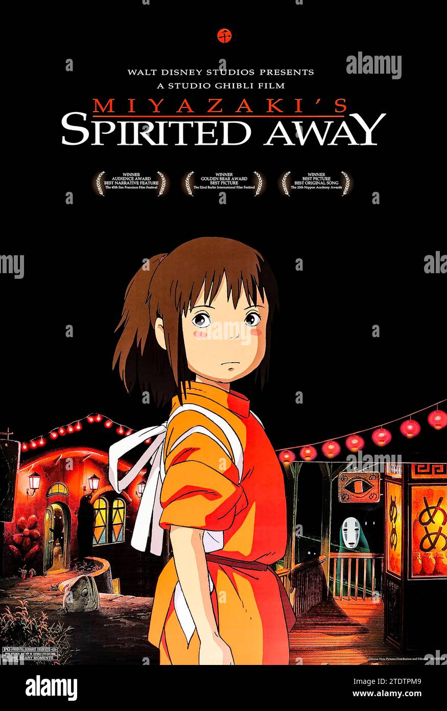 Spirited Away [Sen to Chihiro no kamikakushi] (2001) von Hayao Miyazaki mit Daveigh Chase, Suzanne Pleshette und Miyu Irino. Japanische Animation über ein 10-jähriges Mädchen, das einer Welt begegnet, die von Göttern, Hexen und Geistern regiert wird, einer Welt, in der Menschen in Bestien verwandelt werden. Internationales Poster mit einem Blatt ***NUR FÜR REDAKTIONELLE ZWECKE***. Quelle: BFA / Walt Disney Studios Stockfoto