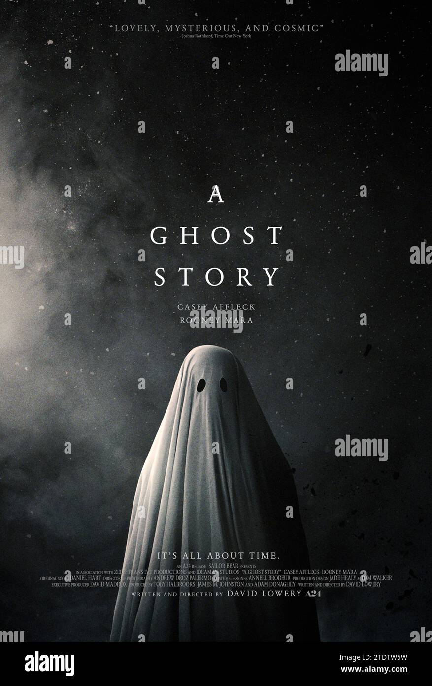 A Ghost Story (2018) von David Lowery mit Casey Affleck, Rooney Mara und McColm Cephas Jr. In dieser einzigartigen Auseinandersetzung mit Vermächtnis, Liebe, Verlust und der Ungeheuerlichkeit der Existenz kehrt ein kürzlich verstorbener, weißgestrickter Geist in sein Vorstadthaus zurück, um zu versuchen, sich wieder mit seiner berüchtigten Frau zu verbinden. US-Poster mit einem Blatt ***NUR FÜR REDAKTIONELLE ZWECKE***. Quelle: BFA / A24 Stockfoto