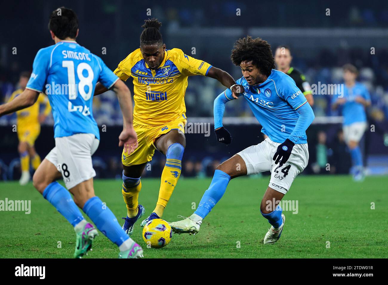 Neapel, Italien. Dezember 2023. Caleb Okoli von Frosinone und Jens Cajuste von SSC Napoli kämpfen um den Ball während des Italienpokalspiels zwischen SSC Napoli und Frosinone Calcio im Diego Armando Maradona Stadion in Neapel (Italien) am 19. Dezember 2023. Quelle: Insidefoto di andrea staccioli/Alamy Live News Stockfoto