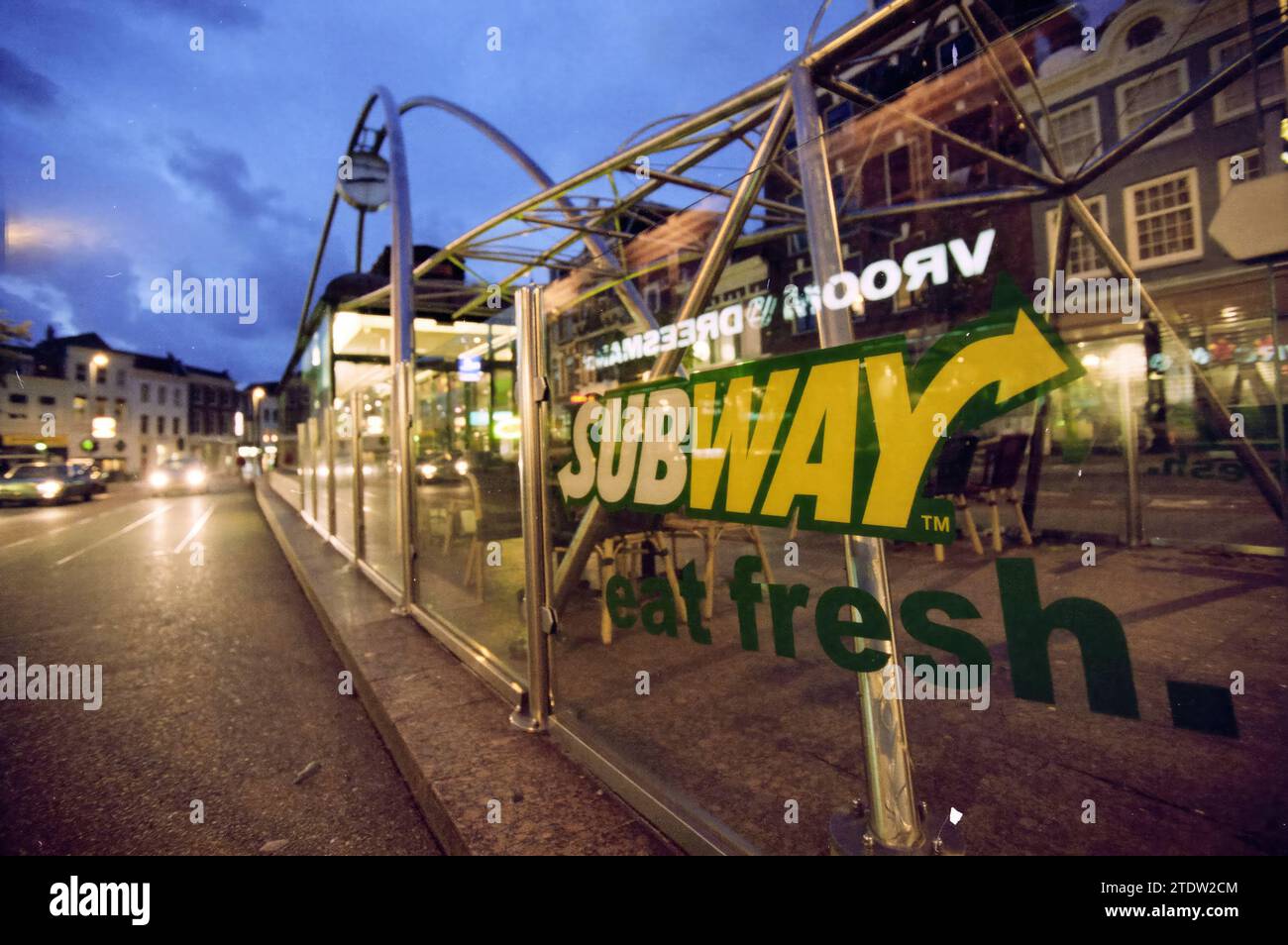 U-Bahn, Haarlem, Niederlande, 05-10-2003, Whizgle News from the Past, maßgeschneidert für die Zukunft. Erkunden Sie historische Geschichten, das Image der niederländischen Agentur aus einer modernen Perspektive, die die Lücke zwischen den Ereignissen von gestern und den Erkenntnissen von morgen überbrückt. Eine zeitlose Reise, die die Geschichten prägt, die unsere Zukunft prägen Stockfoto