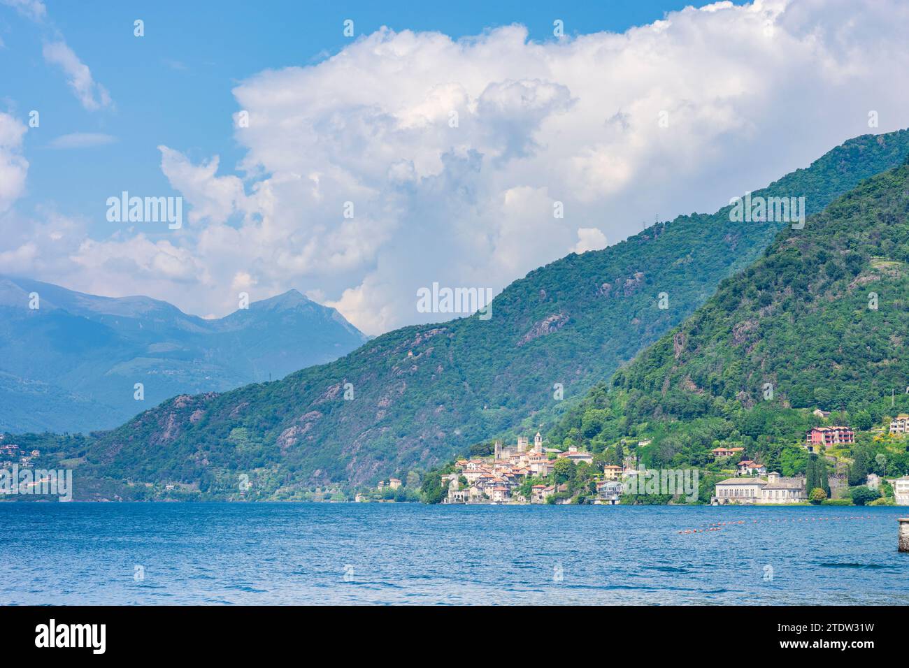 San Siro: Comer See, Blick auf Rezzonico mit Schloss in Como, Lombardia, Lombardei, Italien Stockfoto