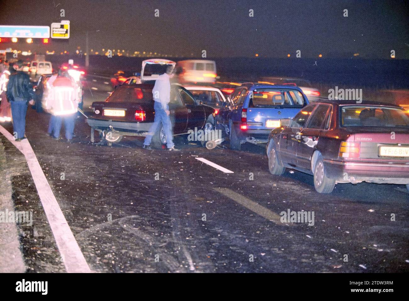 Unfall auf der A4, Hoofddorp, Rijksweg A4, Niederlande, 27-10-1999, Whizgle News aus der Vergangenheit, zugeschnitten auf die Zukunft. Erkunden Sie historische Geschichten, das Image der niederländischen Agentur aus einer modernen Perspektive, die die Lücke zwischen den Ereignissen von gestern und den Erkenntnissen von morgen überbrückt. Eine zeitlose Reise, die die Geschichten prägt, die unsere Zukunft prägen Stockfoto