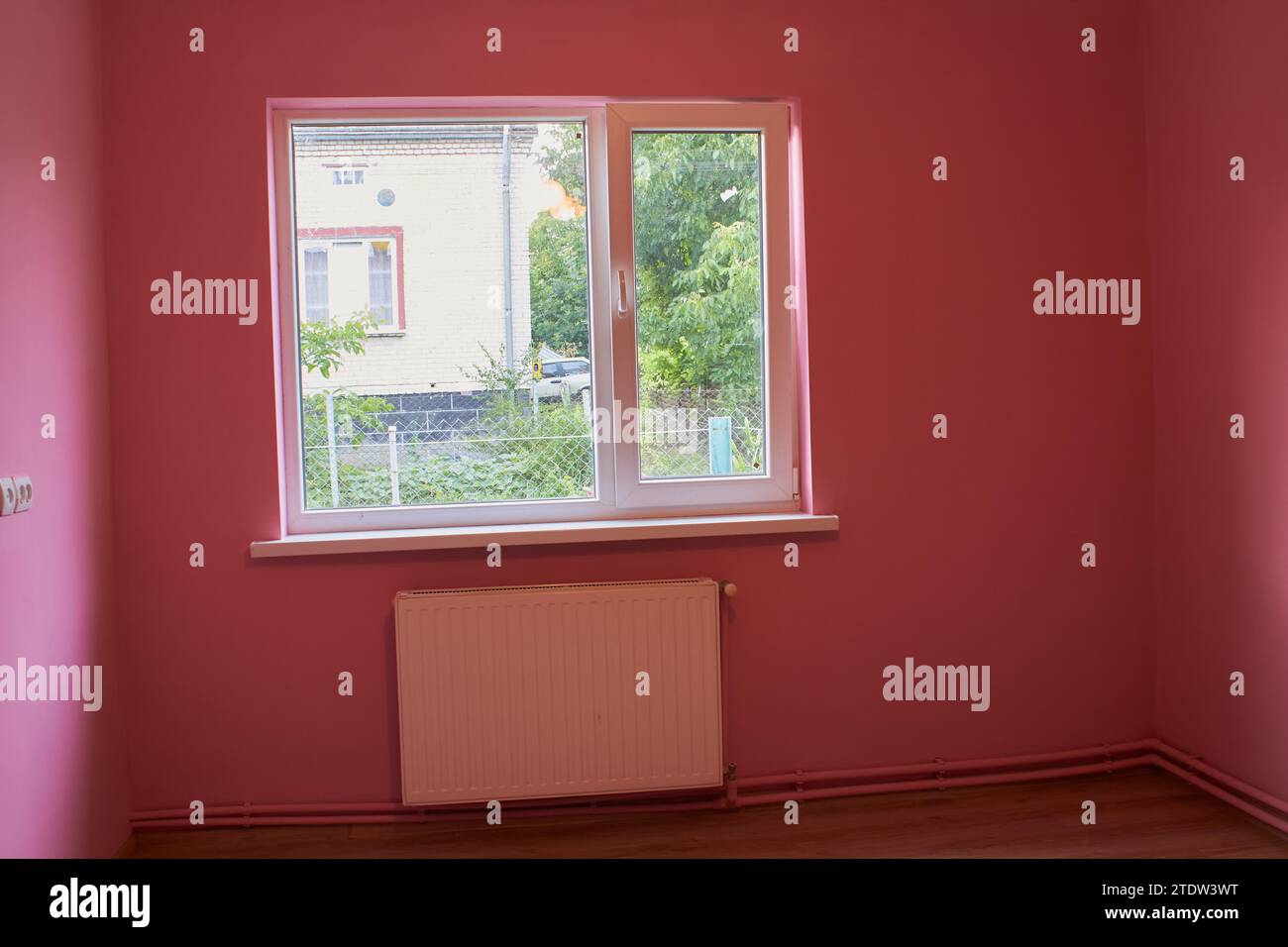 Komplett renovierte Zimmer, ein leeres Zimmer mit einem Fenster zur Straße Stockfoto