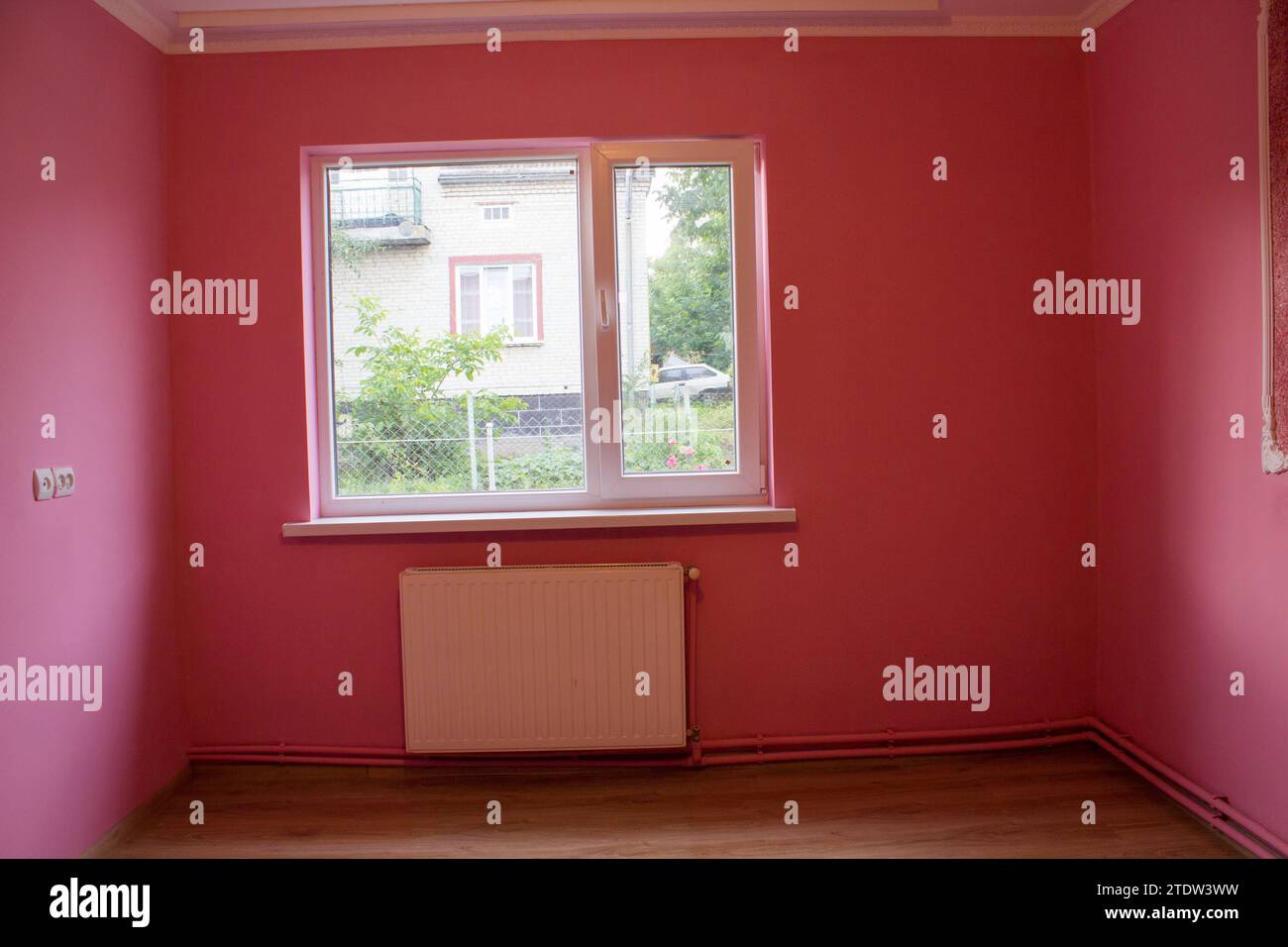 Hausverkauf im Dorf, leeres Zimmer innen, Umzug nach Hause, Reparaturraum Stockfoto