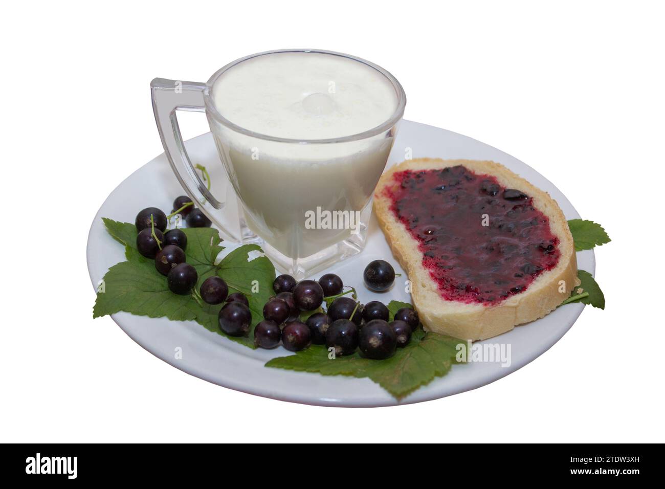 Frühstück auf einem Teller, Milch mit einer Scheibe Brot und Marmelade Stockfoto