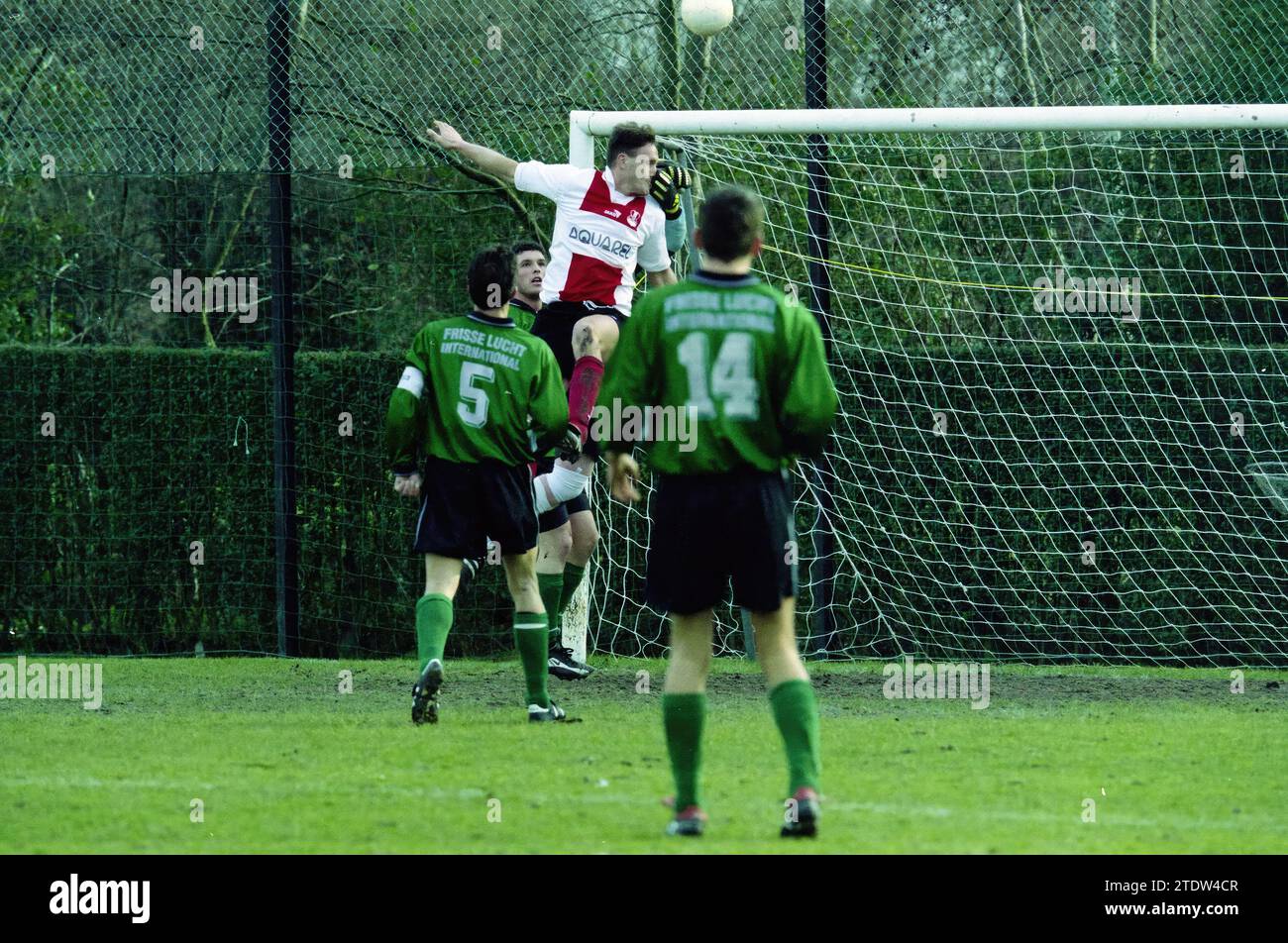 Football D.C.O. - S.V.W., 02-02-2002, Whizgle News from the Past, maßgeschneidert für die Zukunft. Erkunden Sie historische Geschichten, das Image der niederländischen Agentur aus einer modernen Perspektive, die die Lücke zwischen den Ereignissen von gestern und den Erkenntnissen von morgen überbrückt. Eine zeitlose Reise, die die Geschichten prägt, die unsere Zukunft prägen Stockfoto