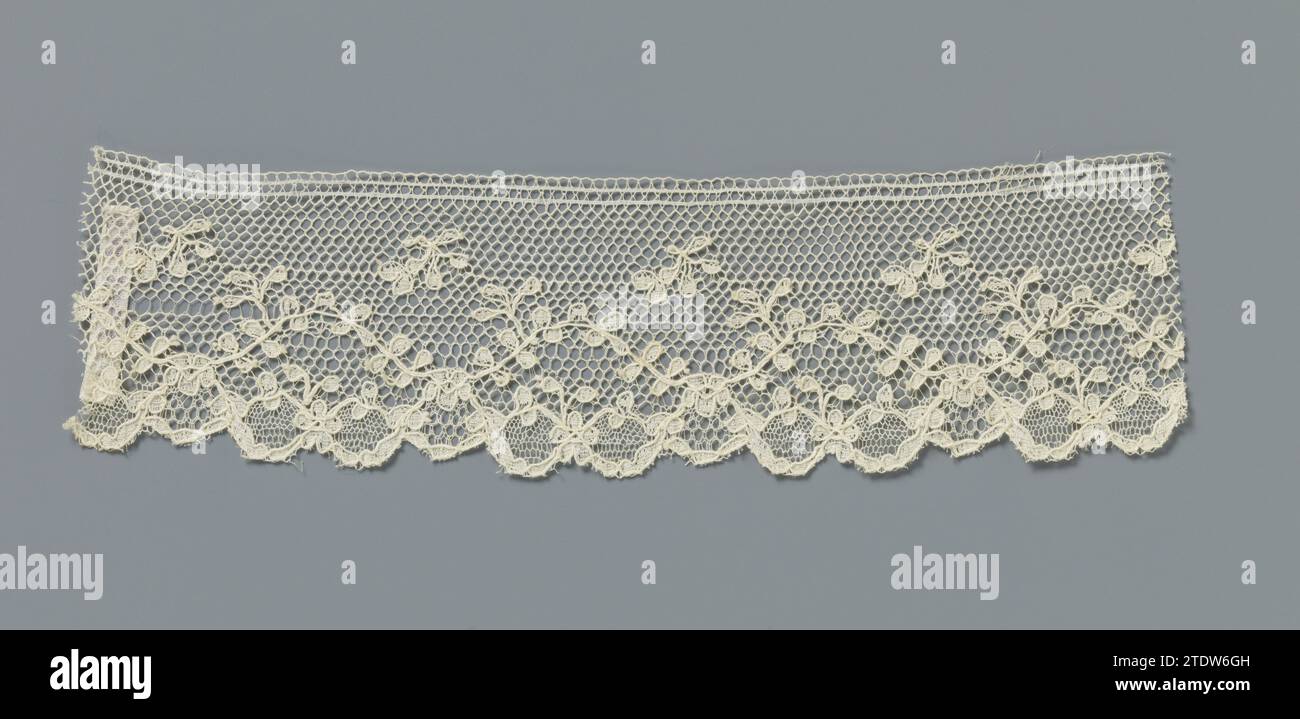 Streifenmaschine mit regulärem welligem schlankem Blatt, anonym, ca. 1880 Streifen naturfarbene Maschinenseite: Maschine argentinische Seite. Das Muster besteht aus einem regelmäßig wellenförmigen schlanken mit kleinen Blättern. Über jedem Golftal hängt ein loser Zweig. Entlang der Unterseite besteht das Muster aus zwei wellenförmigen Ranken mit kleinen Blättern, die zusammen eine Reihe von kreisförmigen Kartuschen bilden und gleichzeitig den Rand von Schuppen bilden. Jede dritte Kartusche berührt die regelmäßige Wellenlinie darüber, wobei der Punkt von einer Rosette geschnitten wird. Die Motive sind mit Konturfäden und Dekorationsfäden versehen Stockfoto