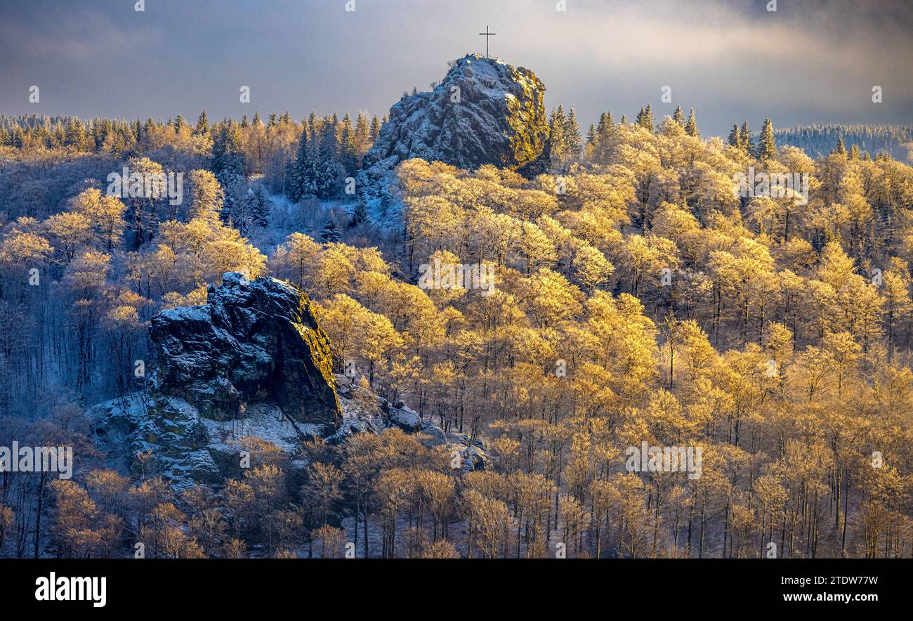 Luftaufnahme, Bruchhauser Steine mit Feldstein und Gipfelkreuz, Sicht in Winterlandschaft, Bruchhausen, Olsberg, Sauerland, Nordrhein-Westpha Stockfoto