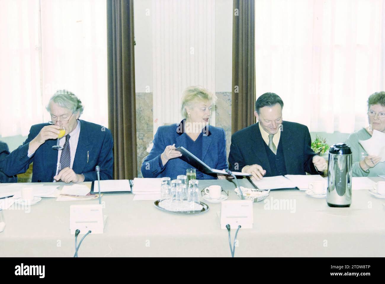 Signature, Haarlem, Niederlande, 25-04-2001, Whizgle News from the Past, maßgeschneidert für die Zukunft. Erkunden Sie historische Geschichten, das Image der niederländischen Agentur aus einer modernen Perspektive, die die Lücke zwischen den Ereignissen von gestern und den Erkenntnissen von morgen überbrückt. Eine zeitlose Reise, die die Geschichten prägt, die unsere Zukunft prägen Stockfoto