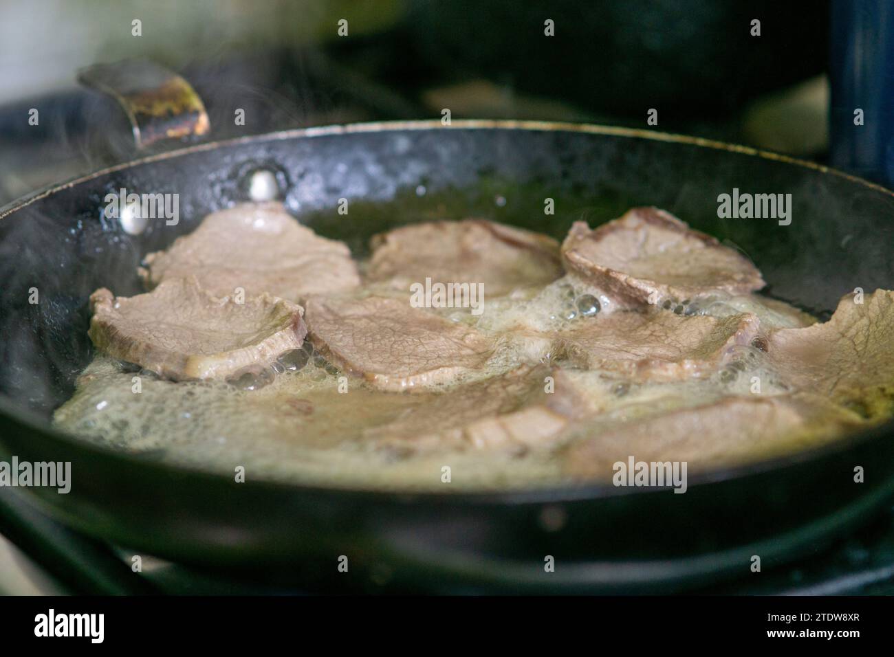 Kochen von Lendensteaks in einer Pfanne Stockfoto