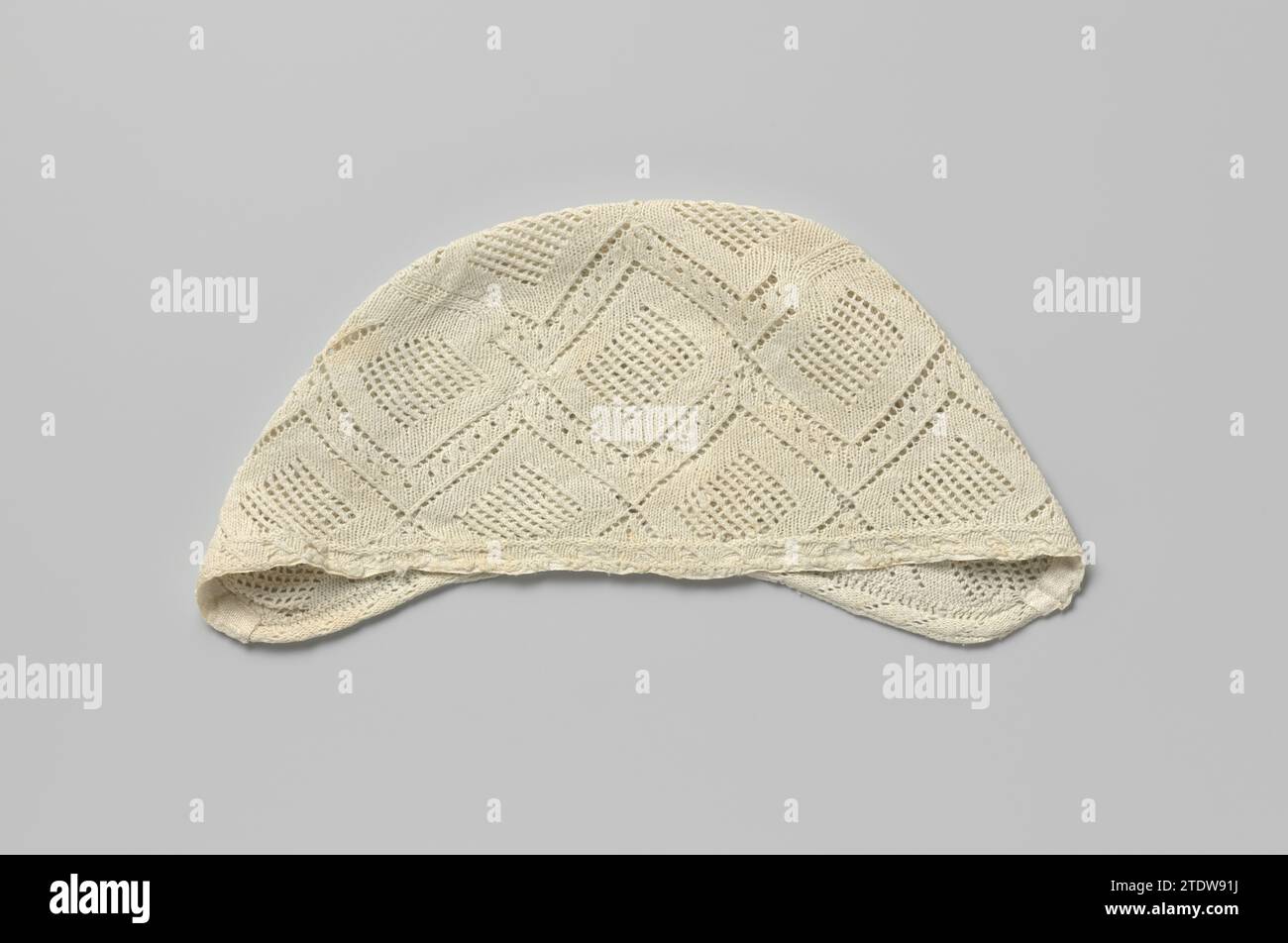 Strickmütze aus weißer Baumwolle mit Zigza-Kanten und Diamantformen mit Gitter, anonym, ca. 1800 - ca. 1900 Strickmütze aus weißer Baumwolle mit Zigza-Kanten und Diamantformen mit Gitterwerk. Strickmütze aus europäischer Baumwolle (Textil) Strickmütze aus weißer Baumwolle mit Zigza-Kanten und Rautenformen mit Gittermuster. Strickwaren aus europäischer Baumwolle (Textil) Stockfoto