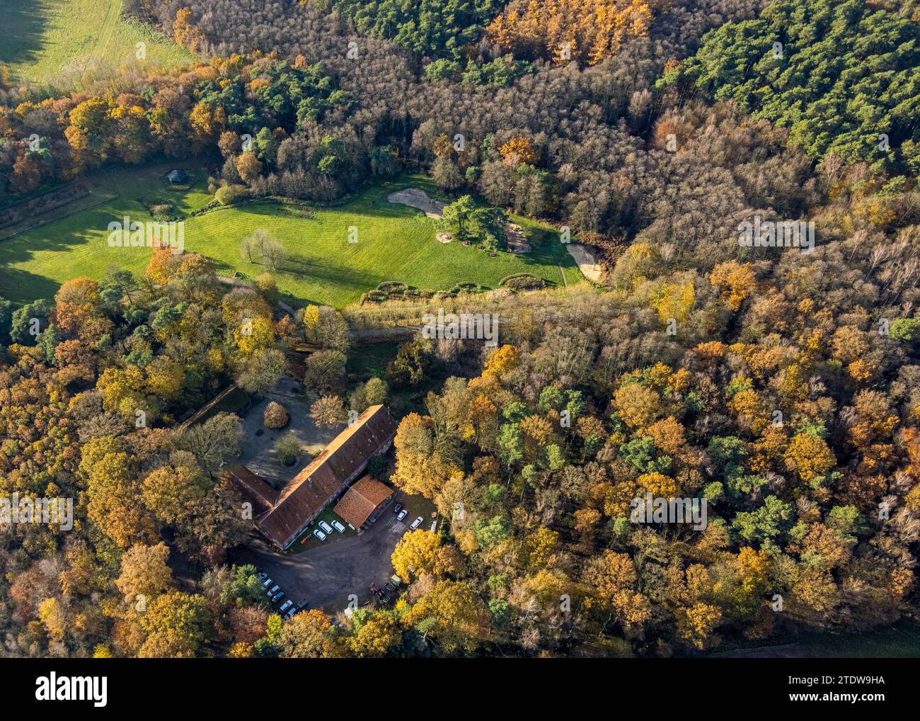 Luftaufnahme, Umwelterziehungsstation Heidhof Regionalverband Ruhr, umgeben von herbstlichen Laubbäumen, Kirchhellen-Nord-West, Bottrop, Ruh Stockfoto