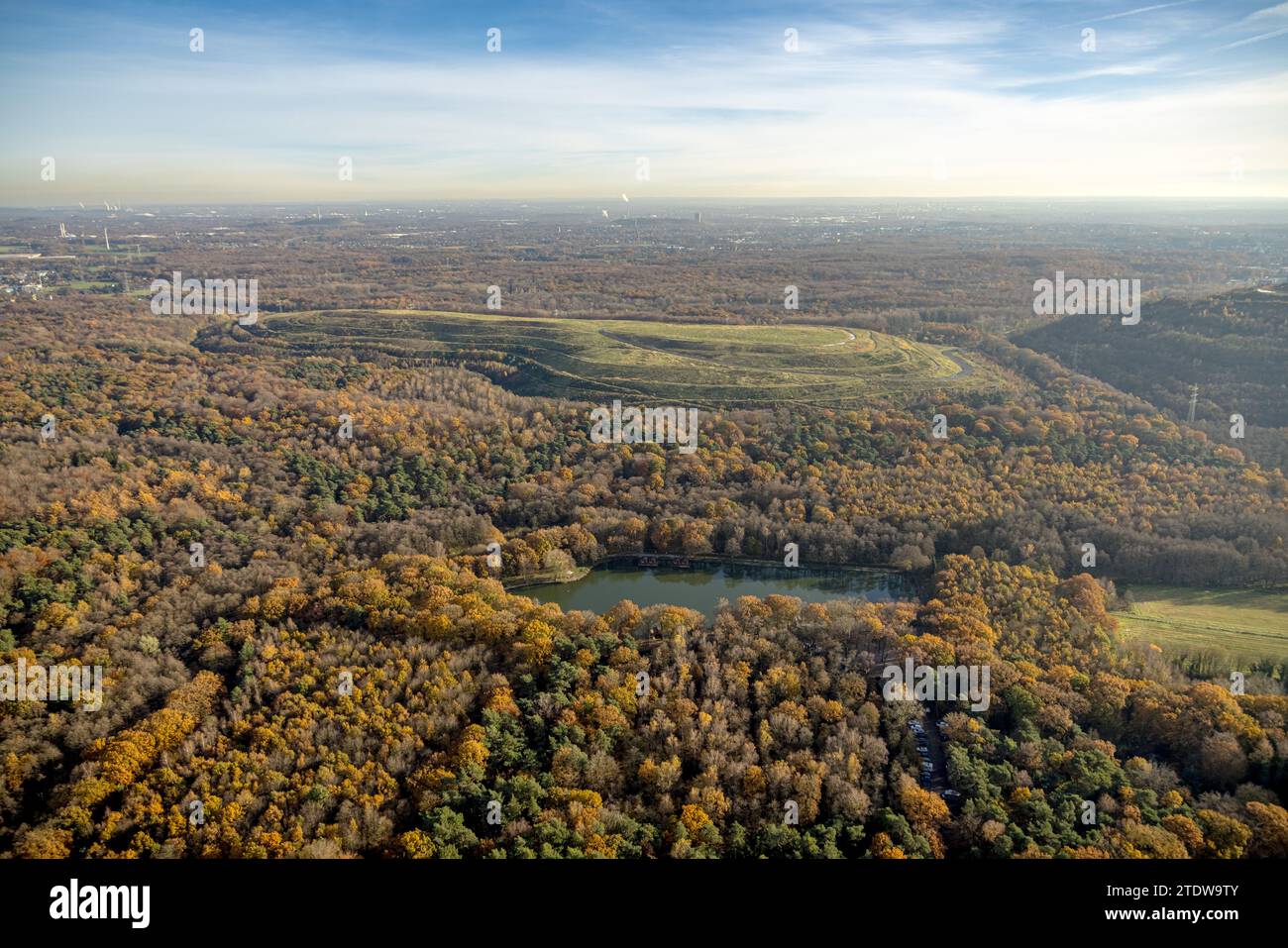 Luftaufnahme, Herbstwald mit Schöttelheide Schlackenhaufen und Forellensee, umgeben von herbstlichen Laubbäumen, Kirchhellen-Süd, Bottrop, Ruhrgebiet, N Stockfoto