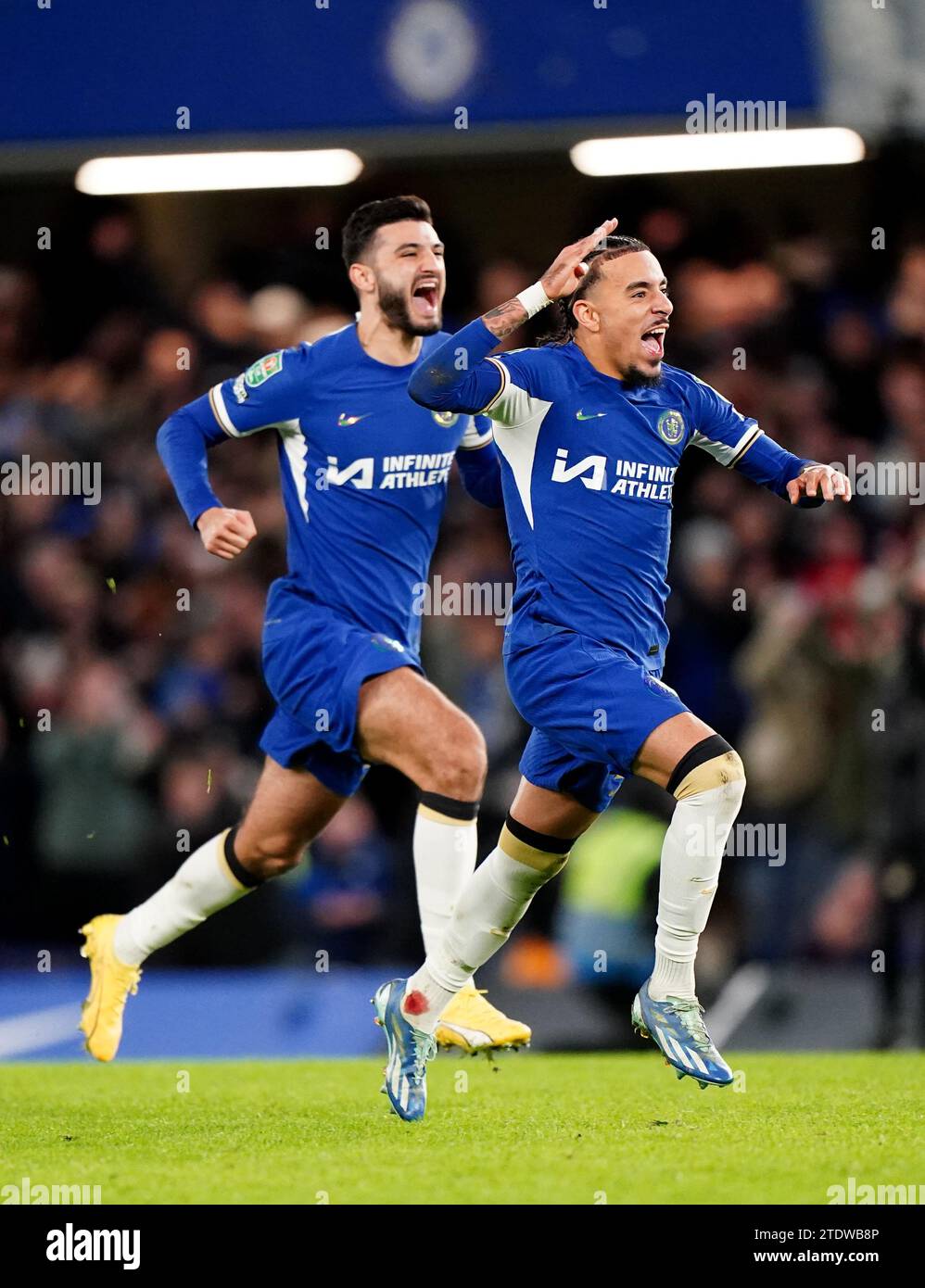 Malo Gusto (rechts) von Chelsea feiert den Sieg im Elfmeterschießen mit seinem Teamkollegen Armando Broja beim Viertelfinalspiel des Carabao Cups in Stamford Bridge, London. Bilddatum: Dienstag, 19. Dezember 2023. Stockfoto