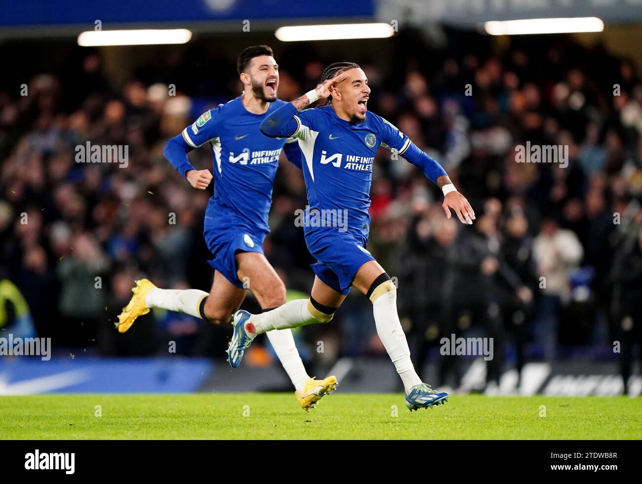 Malo Gusto (rechts) von Chelsea feiert den Sieg im Elfmeterschießen mit seinem Teamkollegen Armando Broja beim Viertelfinalspiel des Carabao Cups in Stamford Bridge, London. Bilddatum: Dienstag, 19. Dezember 2023. Stockfoto