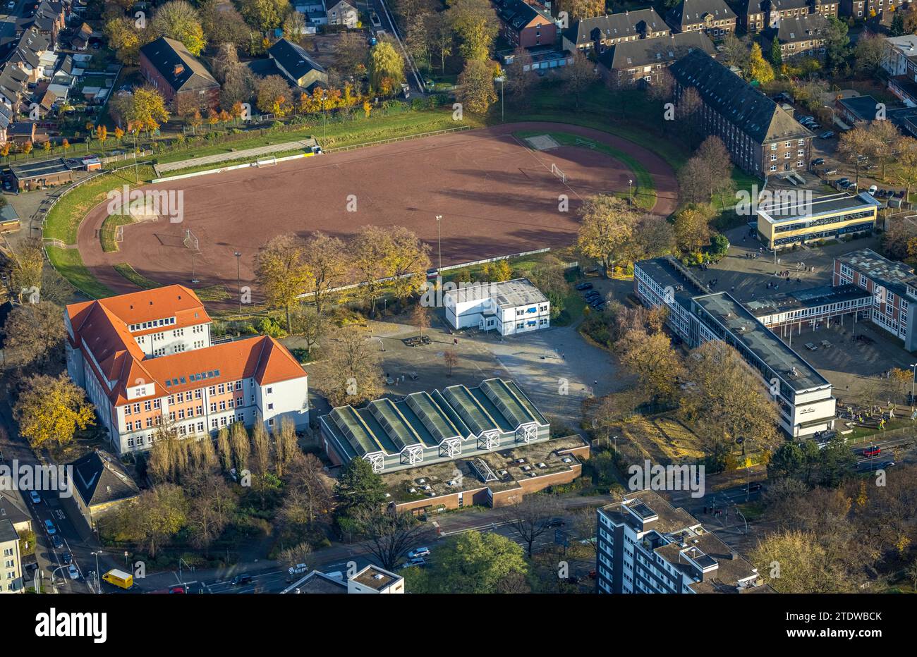 Aus der Vogelperspektive, Marie-Curie-Realschule und Gustav-Heinemann-Realschule und Containerklasse, Fußballfeld der Sportfreunde 08/21 Bottrop e.V., Surround Stockfoto