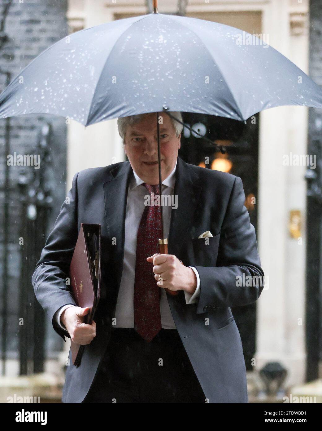 London, Großbritannien. Dezember 2023. Image © lizenziert für Parsons Media. 19/12/2023. London, Vereinigtes Königreich. Kabinettssitzung Downing Street. Bild von Martyn Wheatley/Parsons Media Lord True nimmt an der letzten Kabinettssitzung 2023 in der Downing Street Teil. Anrede: andrew parsons/Alamy Live News Stockfoto