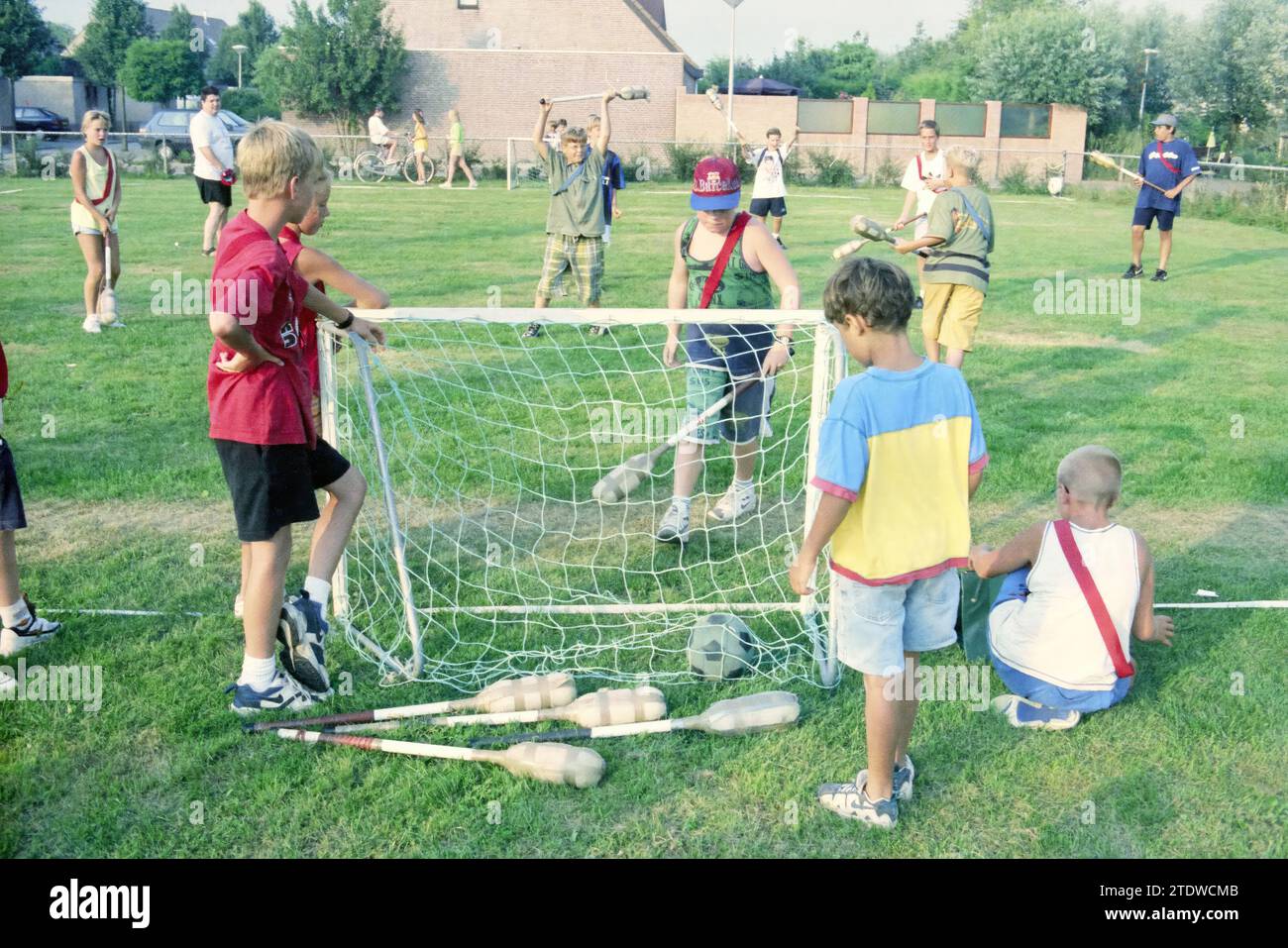 Sport mit Kindern, Velserbroek, 12-08-1997, Whizgle News aus der Vergangenheit, zugeschnitten auf die Zukunft. Erkunden Sie historische Geschichten, das Image der niederländischen Agentur aus einer modernen Perspektive, die die Lücke zwischen den Ereignissen von gestern und den Erkenntnissen von morgen überbrückt. Eine zeitlose Reise, die die Geschichten prägt, die unsere Zukunft prägen Stockfoto