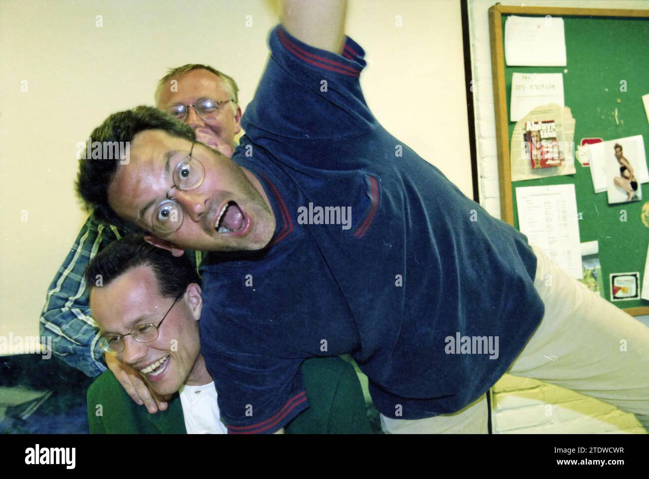 3 x Passport-Redaktion, 20.05.1998, Whizgle News aus der Vergangenheit, maßgeschneidert für die Zukunft. Erkunden Sie historische Geschichten, das Image der niederländischen Agentur aus einer modernen Perspektive, die die Lücke zwischen den Ereignissen von gestern und den Erkenntnissen von morgen überbrückt. Eine zeitlose Reise, die die Geschichten prägt, die unsere Zukunft prägen Stockfoto