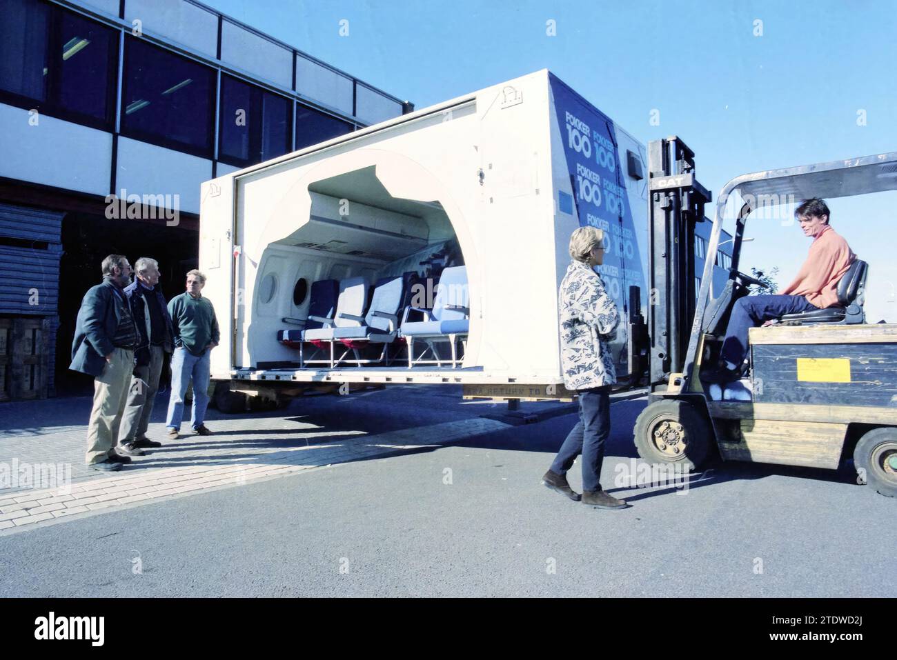 Fokker 100, Teil von Van Boekel, 20-10-1997, Whizgle News from the Past, Tailored for the Future. Erkunden Sie historische Geschichten, das Image der niederländischen Agentur aus einer modernen Perspektive, die die Lücke zwischen den Ereignissen von gestern und den Erkenntnissen von morgen überbrückt. Eine zeitlose Reise, die die Geschichten prägt, die unsere Zukunft prägen Stockfoto