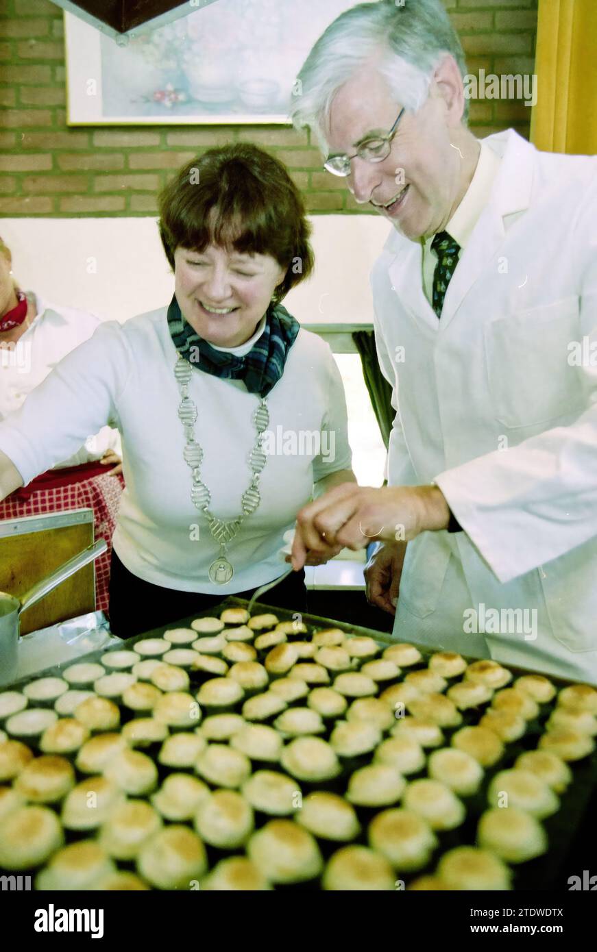 Bürgermeister Koningsveld poffertjes Bennebroek, Bennebroek, 21-04-2003, Whizgle News aus der Vergangenheit, zugeschnitten auf die Zukunft. Erkunden Sie historische Geschichten, das Image der niederländischen Agentur aus einer modernen Perspektive, die die Lücke zwischen den Ereignissen von gestern und den Erkenntnissen von morgen überbrückt. Eine zeitlose Reise, die die Geschichten prägt, die unsere Zukunft prägen Stockfoto
