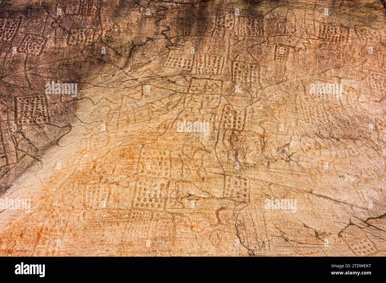 Capo di Ponte: Geometrische Komposition genannt „Bedolina Map“. R.1, städtischer archäologischer Park von Seradina-Bedolina, Felskunststätten, Felsenzeichnungen i Stockfoto