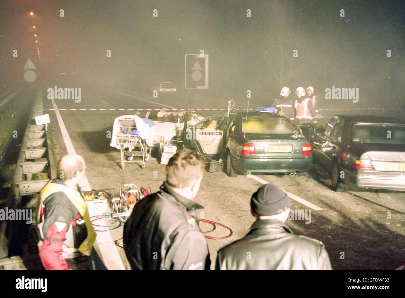 Nebelunfall auf der A4, Rijksweg A4, 31-12-1997, Whizgle News aus der Vergangenheit, zugeschnitten auf die Zukunft. Erkunden Sie historische Geschichten, das Image der niederländischen Agentur aus einer modernen Perspektive, die die Lücke zwischen den Ereignissen von gestern und den Erkenntnissen von morgen überbrückt. Eine zeitlose Reise, die die Geschichten prägt, die unsere Zukunft prägen Stockfoto
