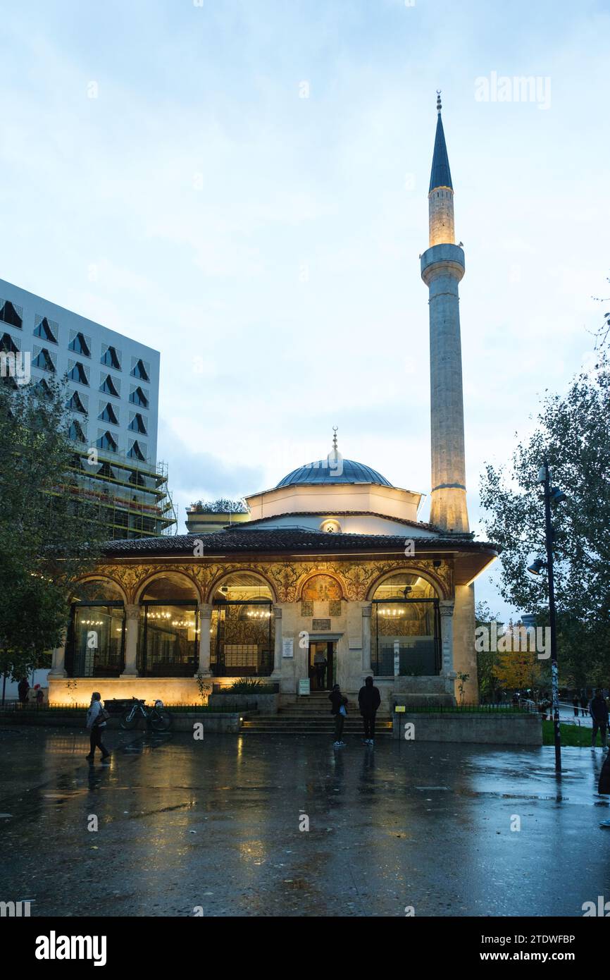 Tirana, Albanien – 28. November 2023: Ein Foto der Ethem-Bey-Moschee auf dem Skanderbeg-Platz, aufgenommen an einem regnerischen Unabhängigkeitstag in Tirana Stockfoto