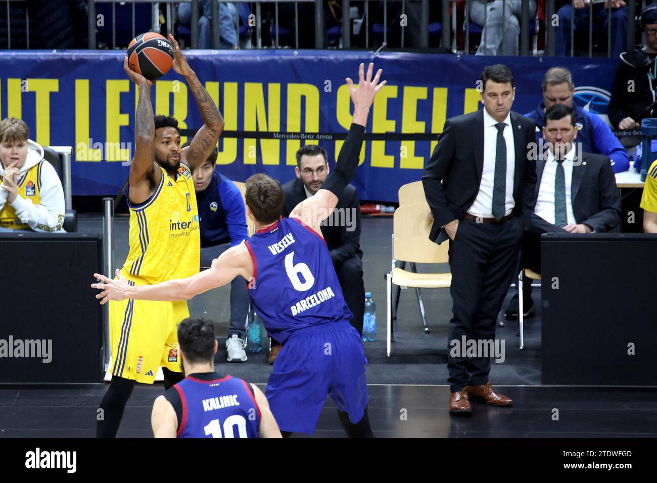 Berlin, Deutschland. Dezember 2023. 19.12.2023, Mercedes-Benz-Arena, Berlin, DEU, EuroLeague, ALBA vs. Barcelona, im Bild Sterling Brown (ALBA Berlin #0), Jan Vesely (Barcelona #6) Foto: Jürgen Engler/nordphoto GmbH/dpa/Alamy Live News Stockfoto