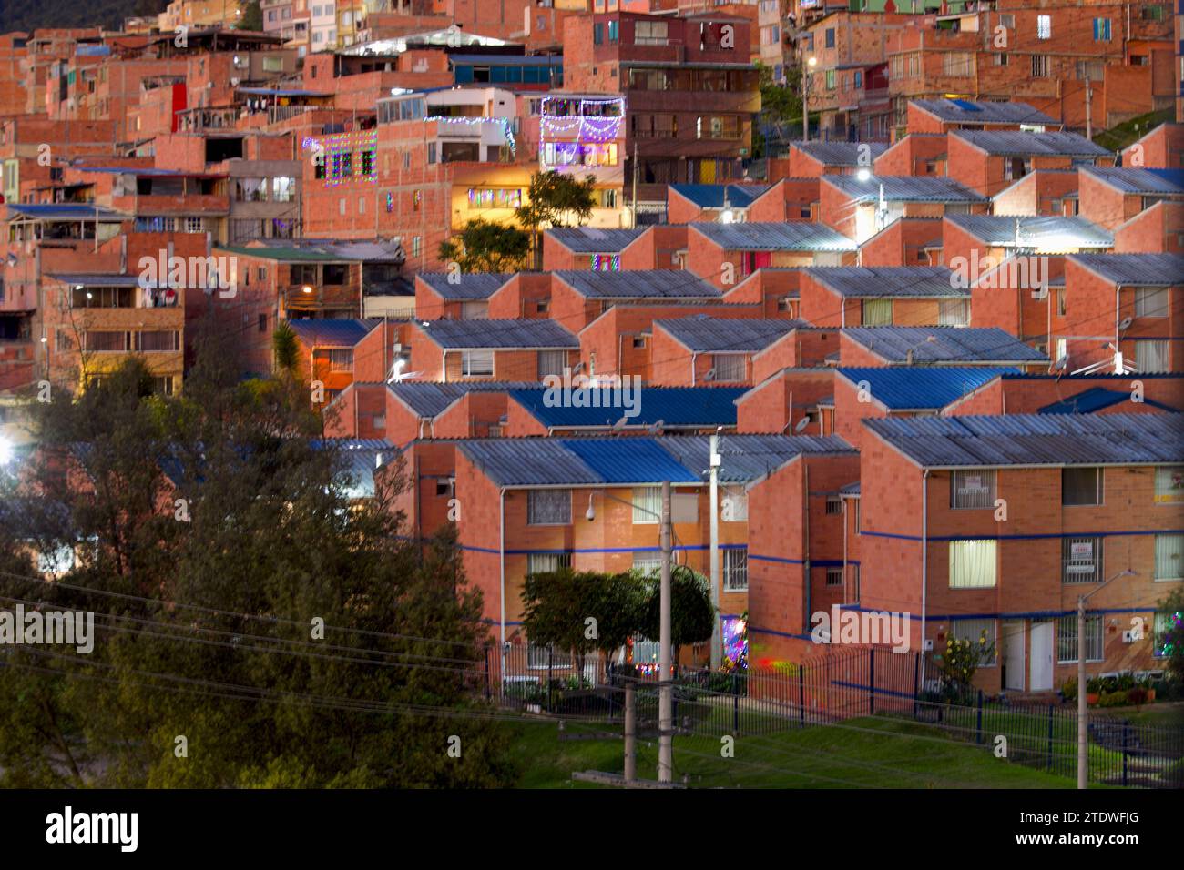 BOGOTA-KOLUMBIEN-11-12-2023. Einige Backsteinhäuser und Wohnungen befinden sich in einem Viertel im Norden. Foto: Jose Bula Stockfoto