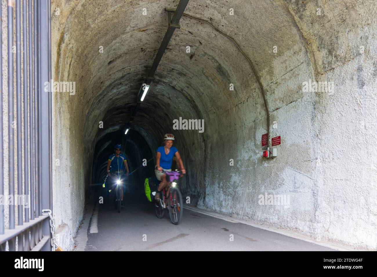 Cividate Camuno: Tunnel für Valcamonica Radweg, Radfahrer in Brescia, Lombardei, Italien Stockfoto