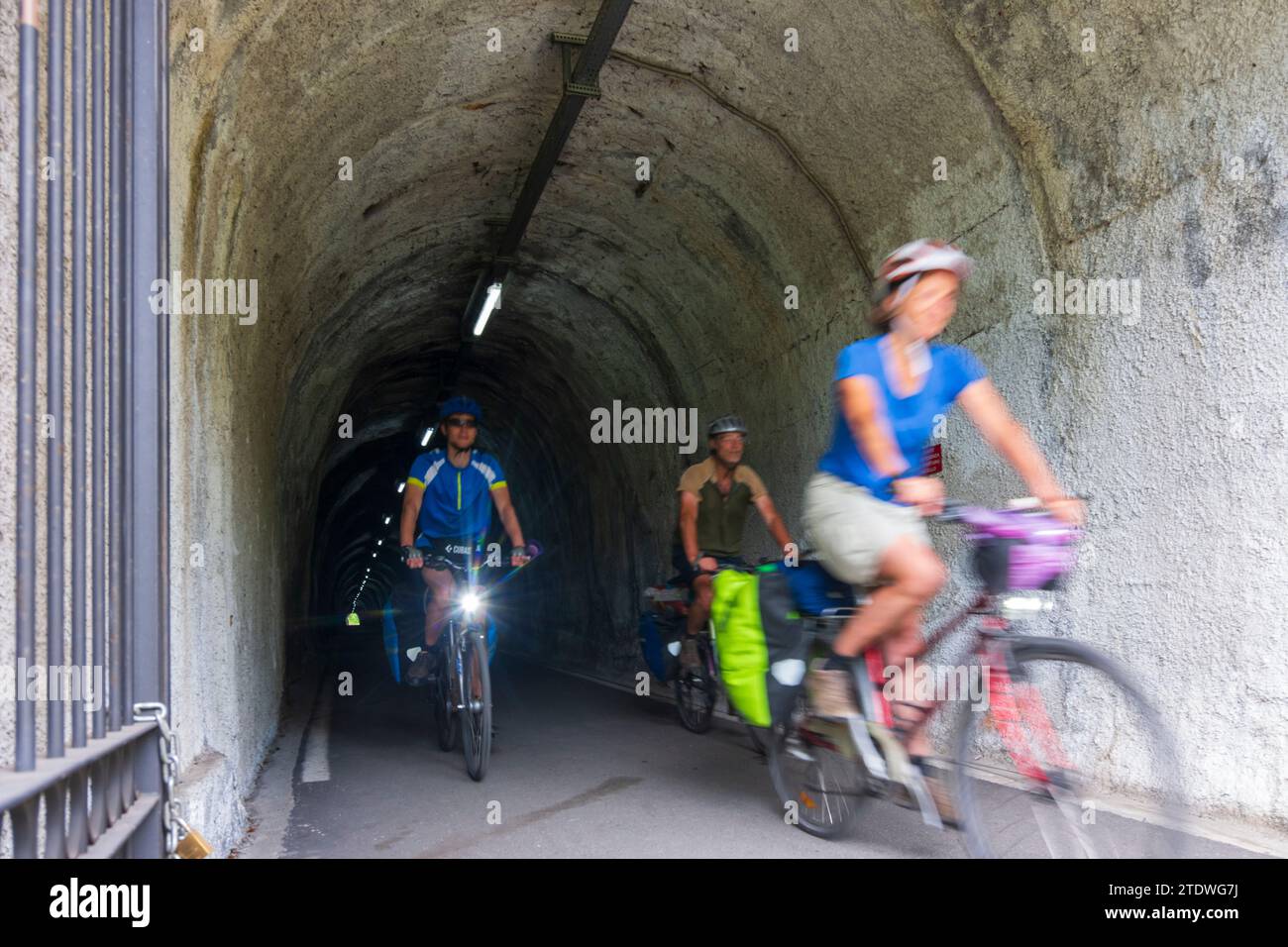 Cividate Camuno: Tunnel für Valcamonica Radweg, Radfahrer in Brescia, Lombardei, Italien Stockfoto