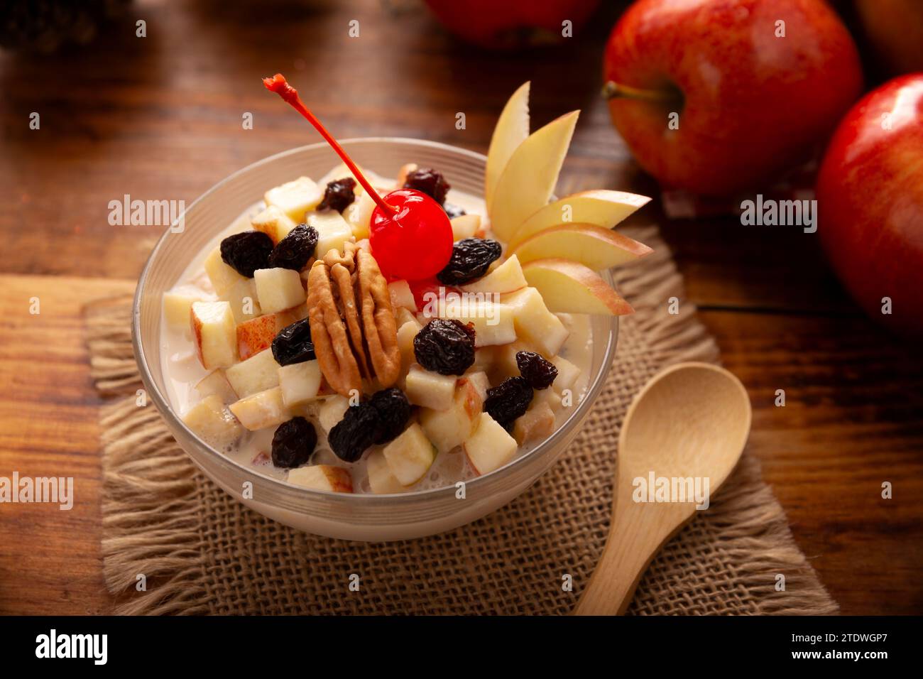 Mexikanischer Weihnachtsapfelsalat. In Mexiko heißt sie Ensalada de Manzana. Der Apfelsalat ist ein einfaches und schnelles Rezept, es ist ein Gericht, das nicht mi sein kann Stockfoto