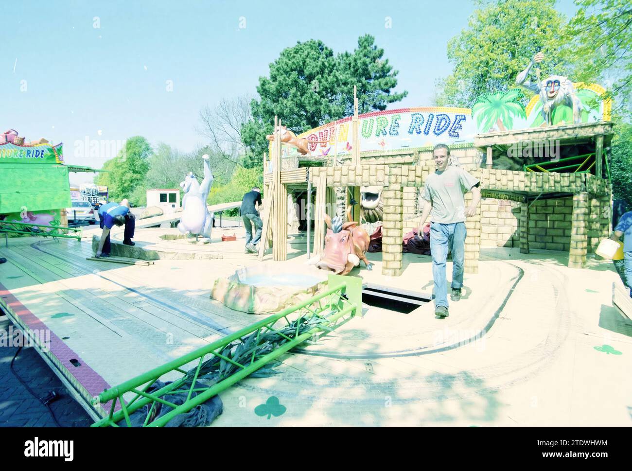 Bau der Messe Zaanenlaan, Haarlem, Zaanenlaan, Niederlande, 21-04-2003, Whizgle News aus der Vergangenheit, zugeschnitten auf die Zukunft. Erkunden Sie historische Geschichten, das Image der niederländischen Agentur aus einer modernen Perspektive, die die Lücke zwischen den Ereignissen von gestern und den Erkenntnissen von morgen überbrückt. Eine zeitlose Reise, die die Geschichten prägt, die unsere Zukunft prägen Stockfoto