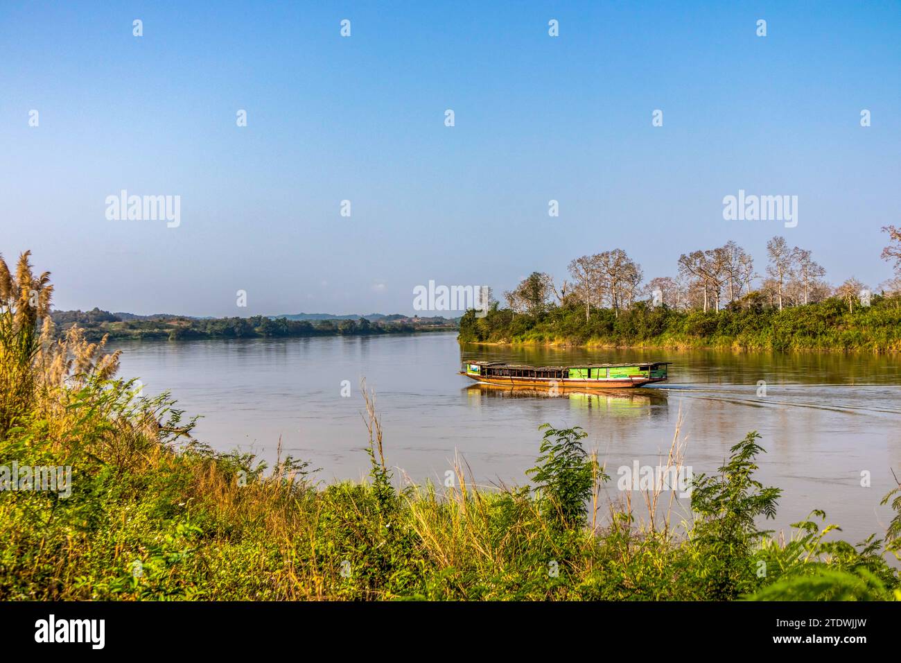 Holzboot auf dem Weg flussaufwärts auf dem Mekhong, Ban Saeo, Thailand Stockfoto