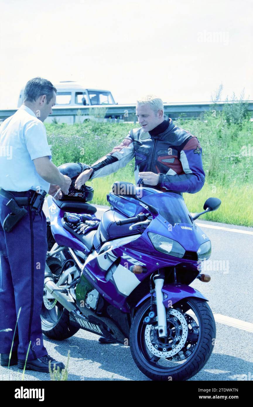 Bericht K.L.P.D. Hoofddorp, Hoofddorp, Niederlande, 18-06-2002, Whizgle News from the Past, Tailored for the Future. Erkunden Sie historische Geschichten, das Image der niederländischen Agentur aus einer modernen Perspektive, die die Lücke zwischen den Ereignissen von gestern und den Erkenntnissen von morgen überbrückt. Eine zeitlose Reise, die die Geschichten prägt, die unsere Zukunft prägen Stockfoto