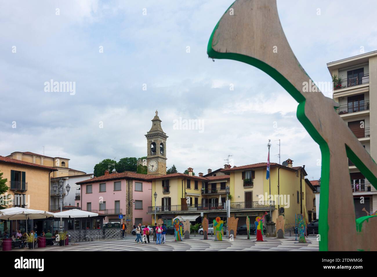 Grumello del Monte: Hauptplatz Piazza Gabriele Camozzi, Kirche Chiesa di San Nicola in Bergamo, Lombardia, Lombardei, Italien Stockfoto