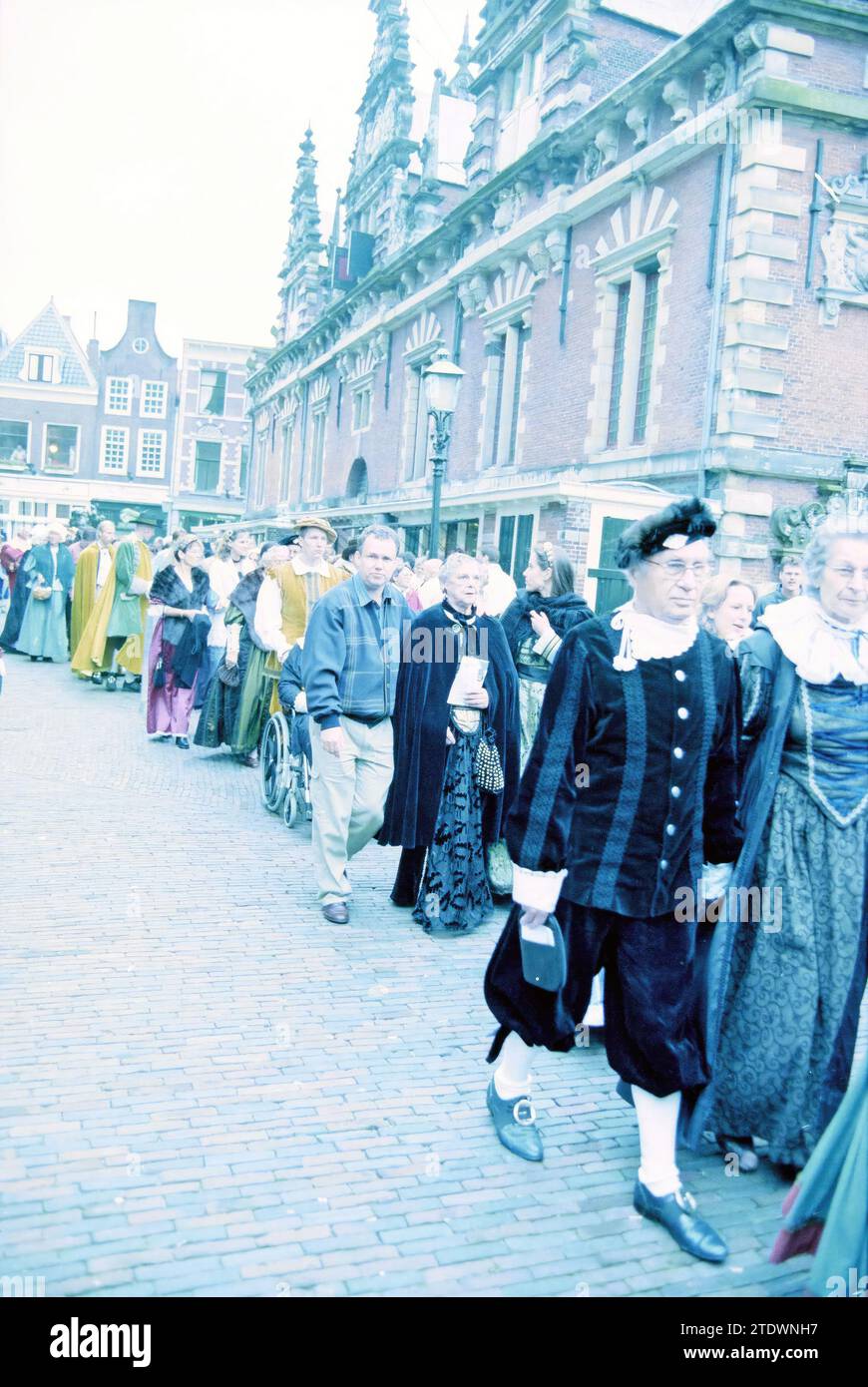 Hochzeitszeremonie im Frans Hals Stil (17. Jahrhundert) im Rathaus und in der Bavo Kirche, Haarlem, Grote Markt, Niederlande, 02-10-1998, Whizgle News aus der Vergangenheit, zugeschnitten auf die Zukunft. Erkunden Sie historische Geschichten, das Image der niederländischen Agentur aus einer modernen Perspektive, die die Lücke zwischen den Ereignissen von gestern und den Erkenntnissen von morgen überbrückt. Eine zeitlose Reise, die die Geschichten prägt, die unsere Zukunft prägen Stockfoto